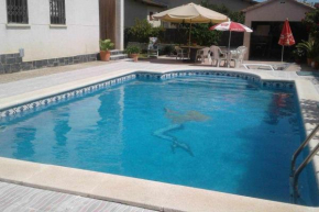 Villa con jardín piscina y cerca de la playa